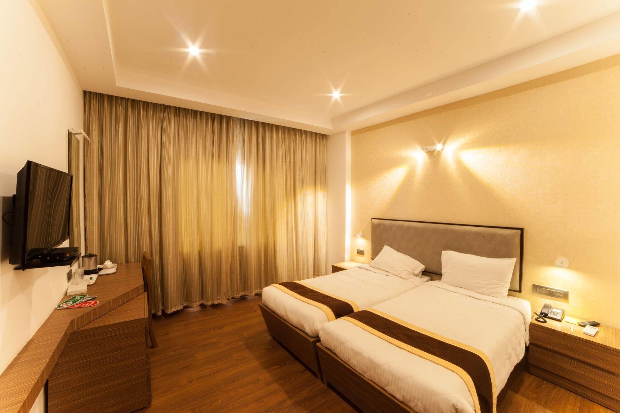 Brownstar Boutique Hotel Chennai Extérieur photo